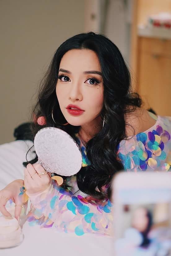 Bích Phương, Hari Won đụng hàng kiểu áo