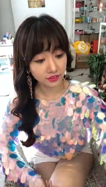 Bích Phương, Hari Won đụng hàng kiểu áo