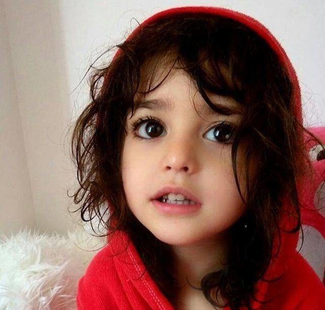 Bố mẹ bé gái xinh đẹp nhất thế giới nghỉ việc vì sợ con bị quấy rối