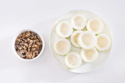 Búng tay là xong món bí ôm tôm thịt, đơn giản nhưng ngon vô cùng