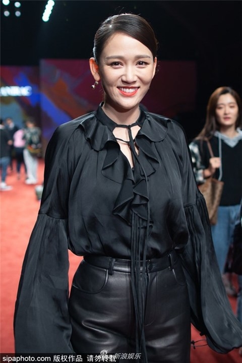 Can canh guong mat cua cac my nhan dinh dam Hoa ngu: Day nep nhan va chay xe
