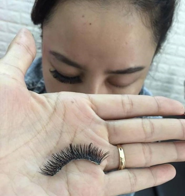 Nối mi làm đẹp, cô gái bị rụng hết lông mi, đôi mắt trụi nhẵn đáng sợ