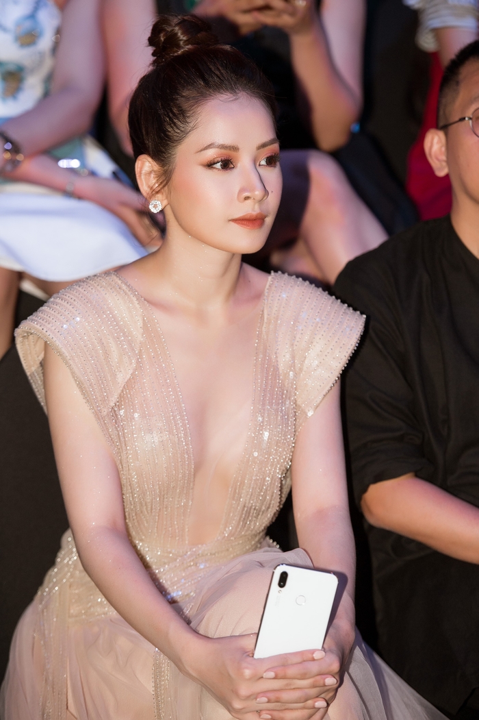 Chi Pu ngày càng chăm chỉ diện trang phục hở bạo