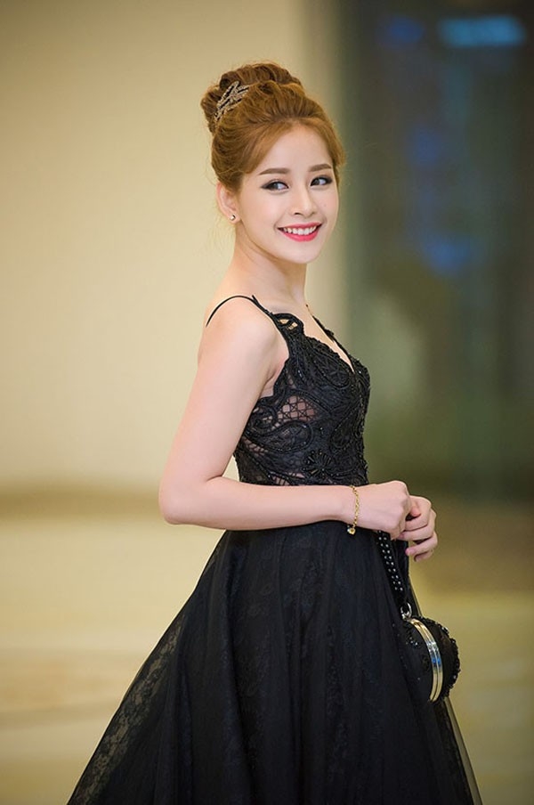 Chi Pu ngày càng chăm chỉ diện trang phục hở bạo