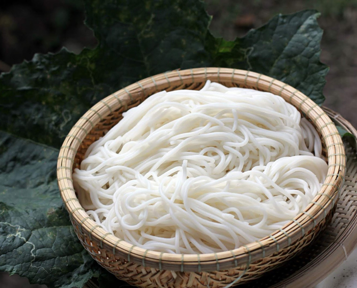 Chỉ với một chén nước mắm cũng có thể thử xem bún tươi có an toàn