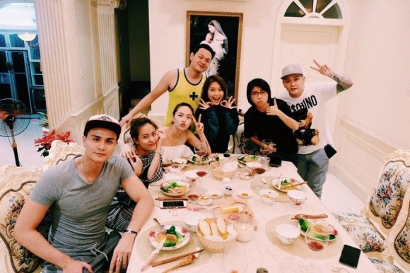 Choáng ngợp với biệt thự xa hoa của những sao nữ giàu nhất showbiz