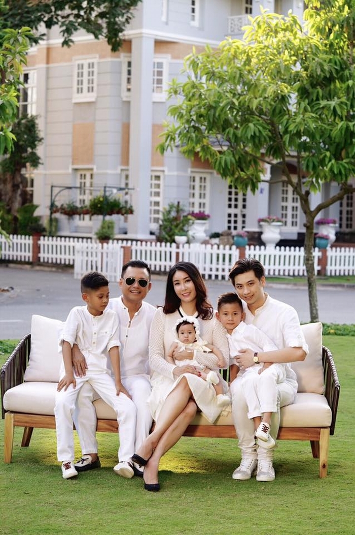 Choáng ngợp với biệt thự xa hoa của những sao nữ giàu nhất showbiz