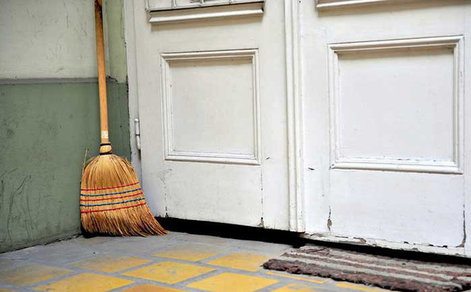 Để chổi quét nhà ở đâu cho hợp phong thủy?