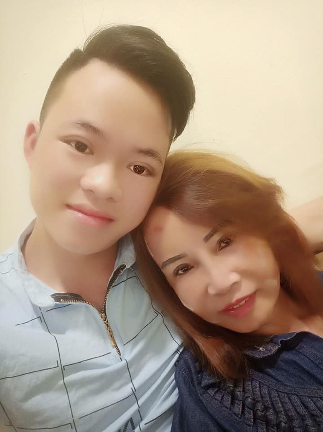 Chồng 26 nạm kim cương vào răng cho vợ 62 tuổi nhân ngày 20/10