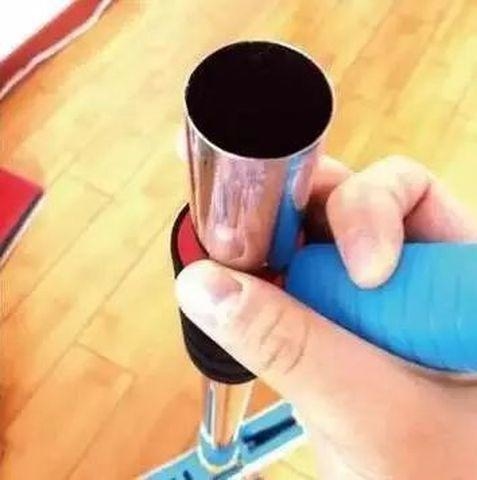 Cô gái bị đứt gân tay chỉ vì chủ quan với bộ phận này trên cây lau nhà