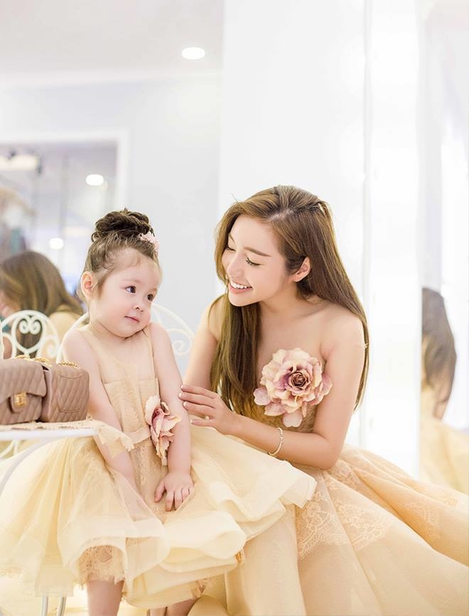 Công chúa nhỏ của Elly Trần mới 4 tuổi đã nói tiếng Anh sành sỏi