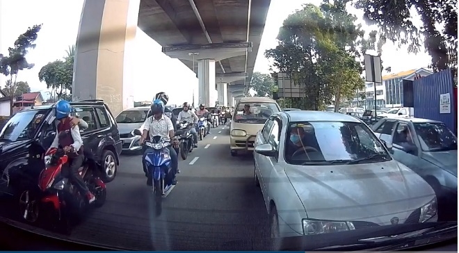 Cướp giật táo tợn: Đập vỡ kính, giật túi xách của người phụ nữ