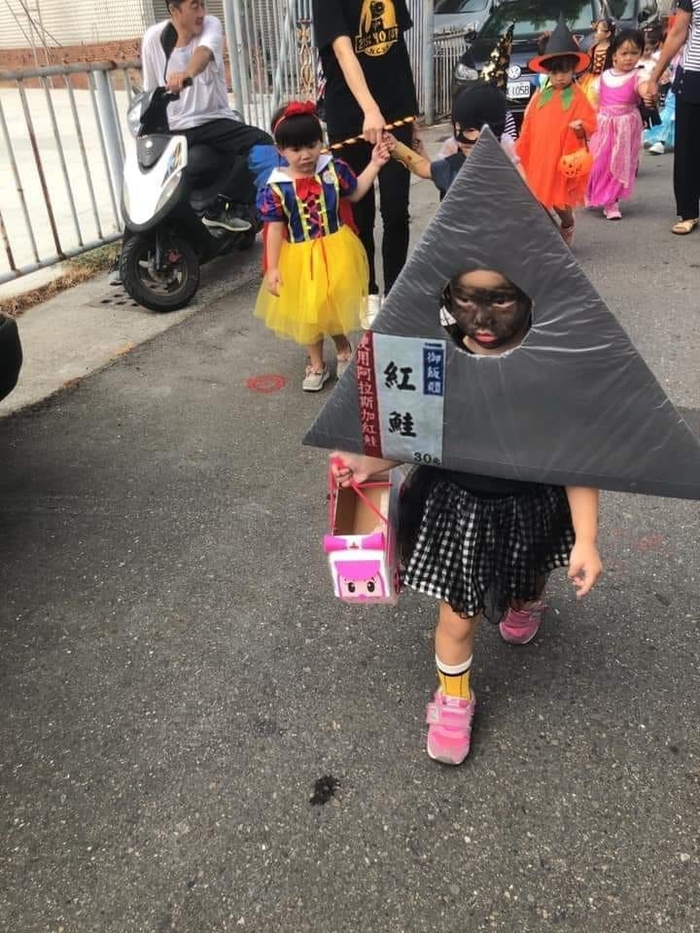 Màn hóa trang thành trà sữa, đồ ăn vặt đỉnh của đỉnh mùa Halloween