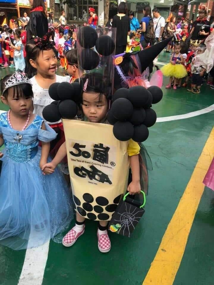 Màn hóa trang thành trà sữa, đồ ăn vặt đỉnh của đỉnh mùa Halloween