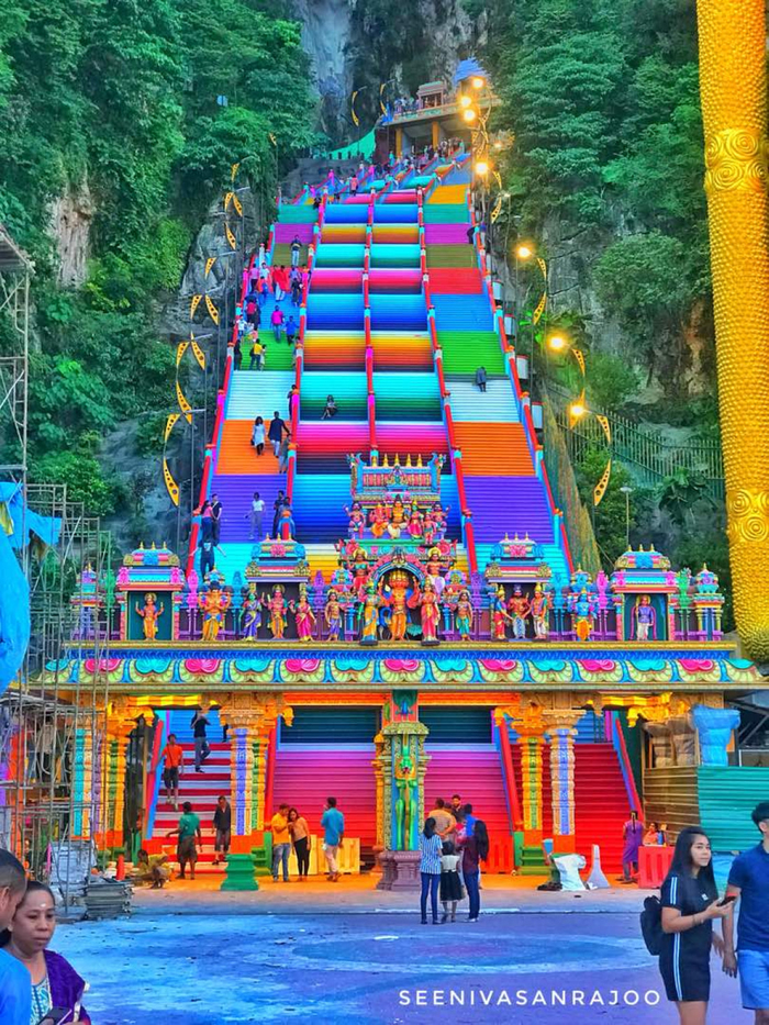 Dân sành “sống ảo” đang đổ xô check in cầu thang cầu vồng ở Malaysia