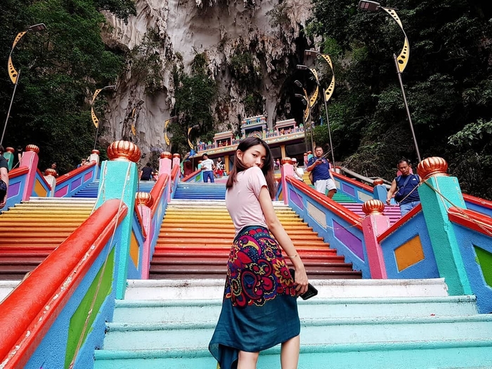 Dân sành “sống ảo” đang đổ xô check in cầu thang cầu vồng ở Malaysia