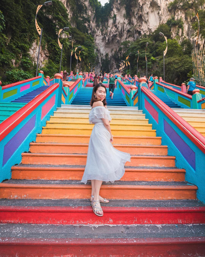 Dân sành “sống ảo” đang đổ xô check in cầu thang cầu vồng ở Malaysia