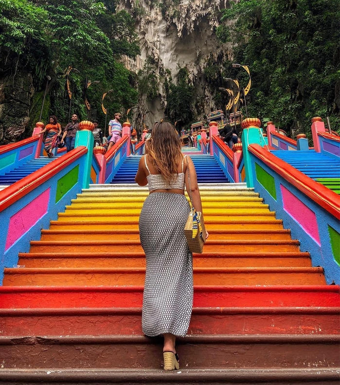 Dân sành “sống ảo” đang đổ xô check in cầu thang cầu vồng ở Malaysia