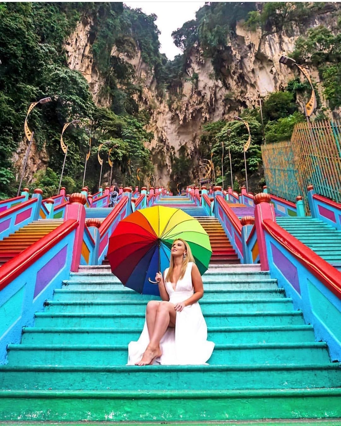 Dân sành “sống ảo” đang đổ xô check in cầu thang cầu vồng ở Malaysia
