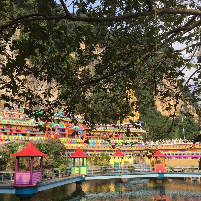 Dân sành “sống ảo” đang đổ xô check in cầu thang cầu vồng ở Malaysia