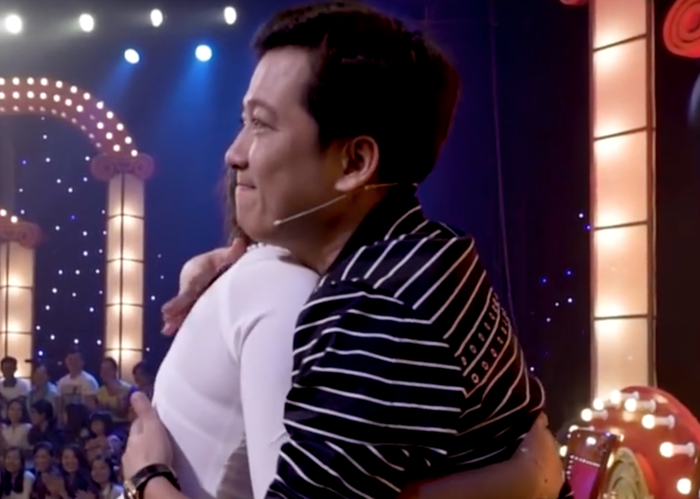 Dàn thí sinh TTDH mùa 5 tranh nhau ôm Trường Giang