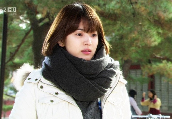Để lại kiểu tóc 10 năm trước, Song Hye Kyo khiến dân tình bất ngờ