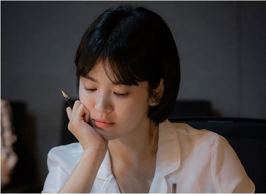 Để lại kiểu tóc 10 năm trước, Song Hye Kyo khiến dân tình bất ngờ