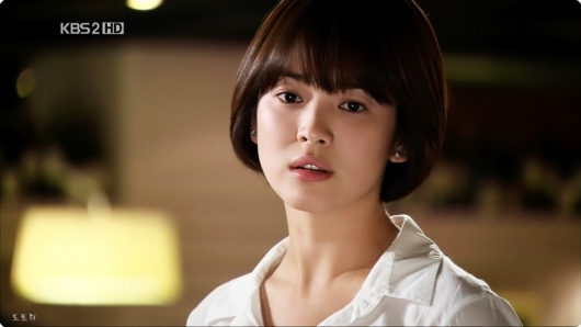 Để lại kiểu tóc 10 năm trước, Song Hye Kyo khiến dân tình bất ngờ