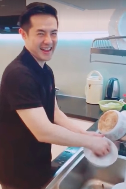 Đông Nhi hạnh phúc khoe clip Ông Cao Thắng vào bếp rửa chén