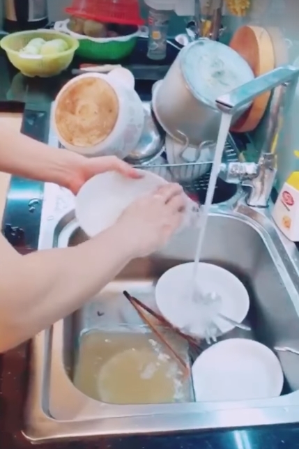 Đông Nhi hạnh phúc khoe clip Ông Cao Thắng vào bếp rửa chén