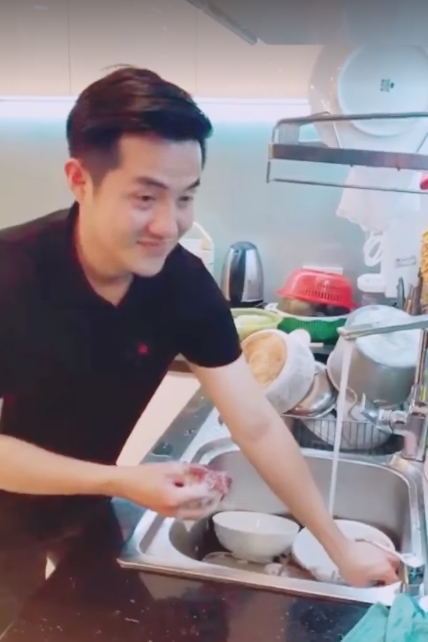 Đông Nhi hạnh phúc khoe clip Ông Cao Thắng vào bếp rửa chén