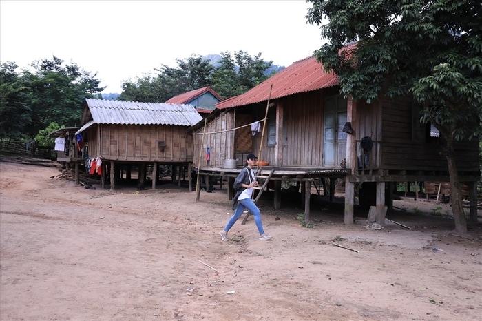 Những khoảnh khắc đẹp động lòng người khi các nàng hậu đi làm từ thiện