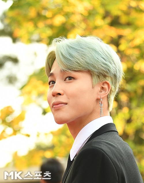 Dự chung sự kiện, BTS được khen nức nở, RED VELVET bị chê bai thậm tệ