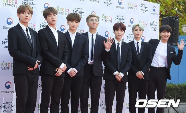 Dự chung sự kiện, BTS được khen nức nở, RED VELVET bị chê bai thậm tệ