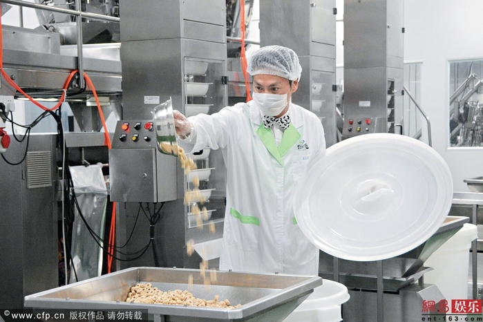 Hà Gia Kính điển trai, giàu có nhưng lại cô độc ở ngưỡng tuổi 60