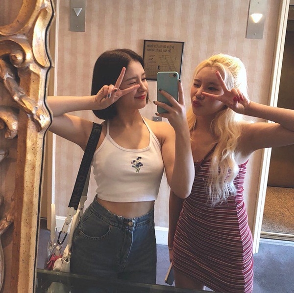 Ảnh hot sao Hàn: Hani trẻ trung, Jennie khoe vai trần eo thon quyến rũ