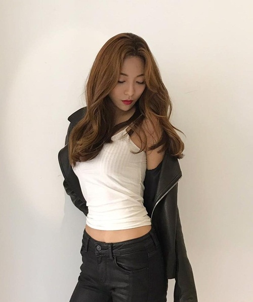 Ảnh hot sao Hàn: Hani trẻ trung, Jennie khoe vai trần eo thon quyến rũ