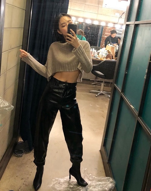 Ảnh hot sao Hàn: Hani trẻ trung, Jennie khoe vai trần eo thon quyến rũ
