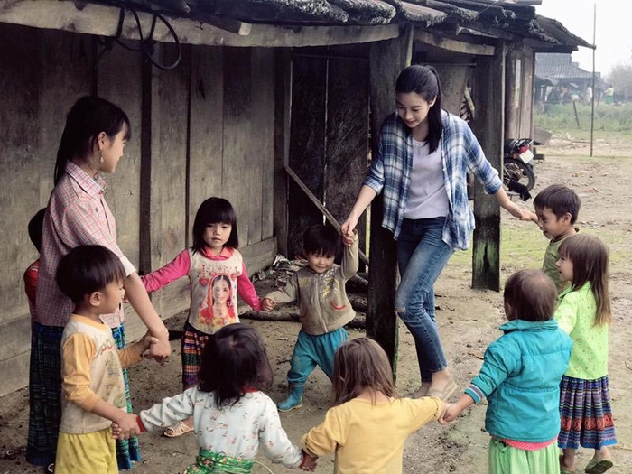 Những khoảnh khắc đẹp động lòng người khi các nàng hậu đi làm từ thiện