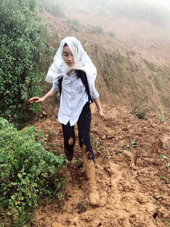Những khoảnh khắc đẹp động lòng người khi các nàng hậu đi làm từ thiện