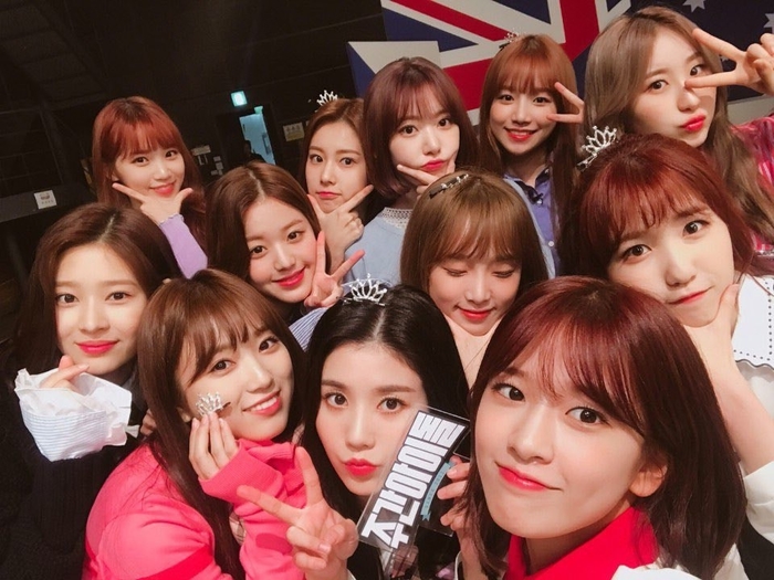 IZ*ONE bị Knet mỉa mai, chỉ trích vì hát nhép tại showcase debut