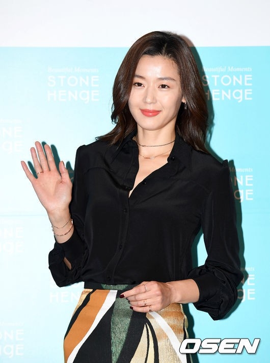 Jeon Ji Hyun xuất hiện với đôi chân gày guộc