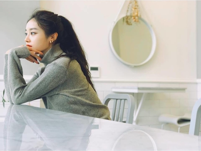 Vua gay shock voi than hinh co huong, Jiyeon comeback voi bo anh than thai ngut ngan