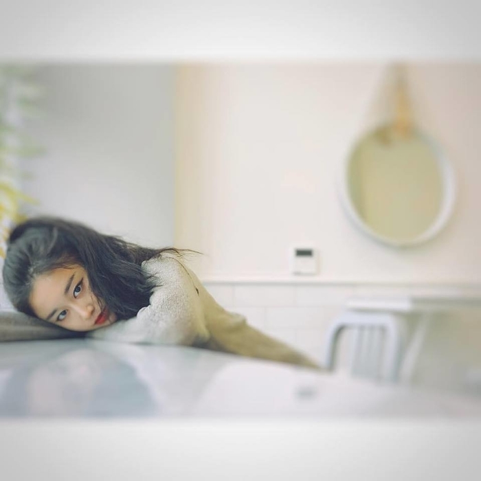 Vua gay shock voi than hinh co huong, Jiyeon comeback voi bo anh than thai ngut ngan