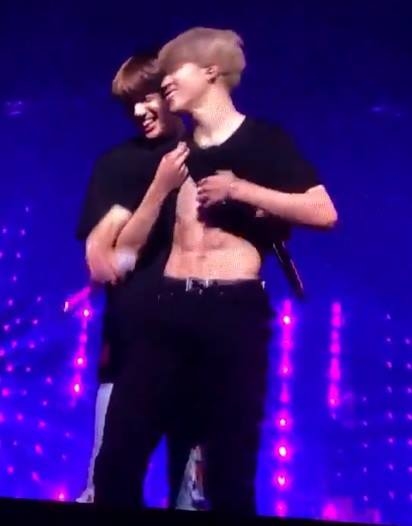 Jungkook và Jimin (BTS) lột áo của nhau để khoe cơ bụng trên sân khấu