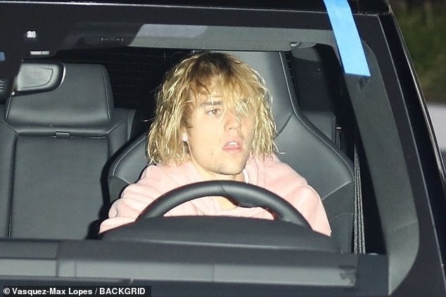 Justin Bieber lộ vẻ tiều tụy bên vợ sắp cưới