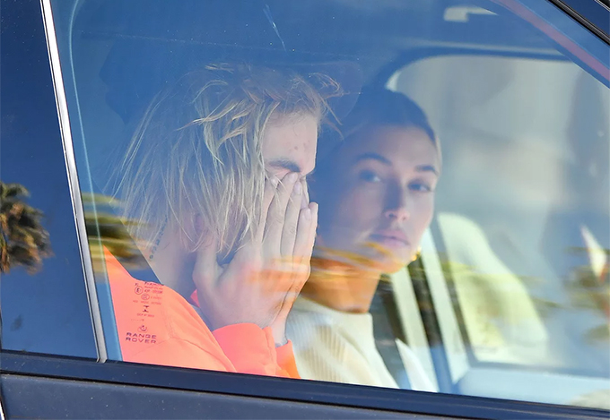 Justin Bieber lộ vẻ tiều tụy bên vợ sắp cưới