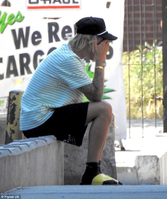 Justin Bieber lộ vẻ tiều tụy bên vợ sắp cưới