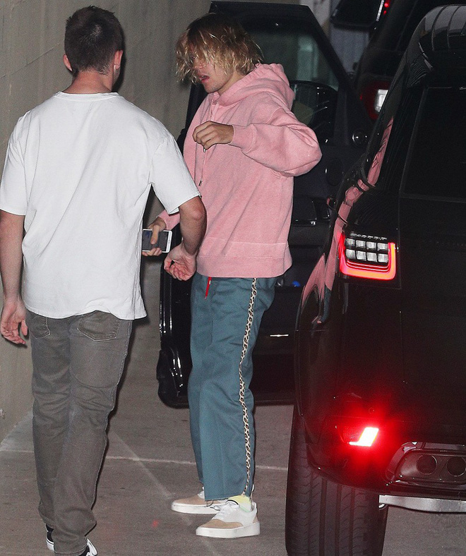 Justin Bieber lộ vẻ tiều tụy bên vợ sắp cưới