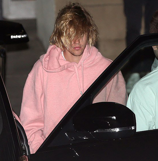 Justin Bieber lộ vẻ tiều tụy bên vợ sắp cưới